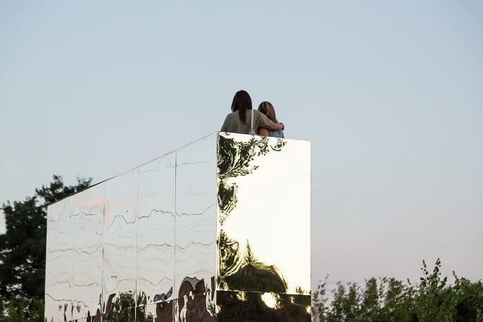 Dos chicas subidas al pabellón de observación