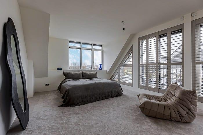 Dormitorio suite con grandes ventanales