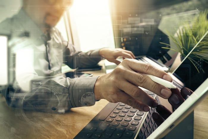 trabajador en ordenador