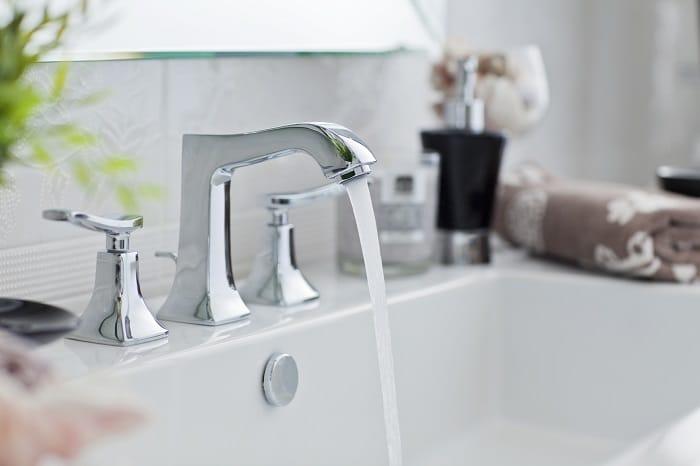 Grifo de lavabo con agua saliendo