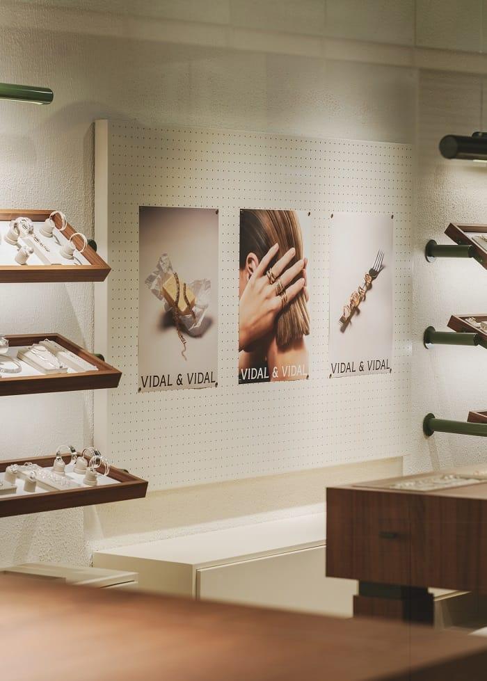Espacio de joyería Vidal&Vidal con estanterías con joyas