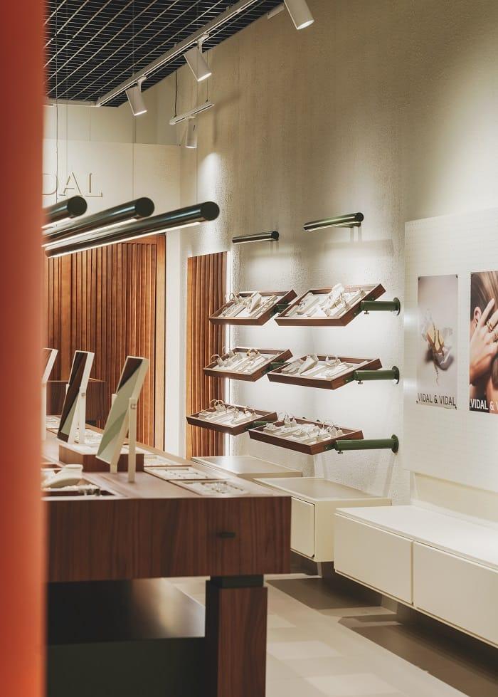 Joyas en estanterías de la joyería Vidal&Vidal