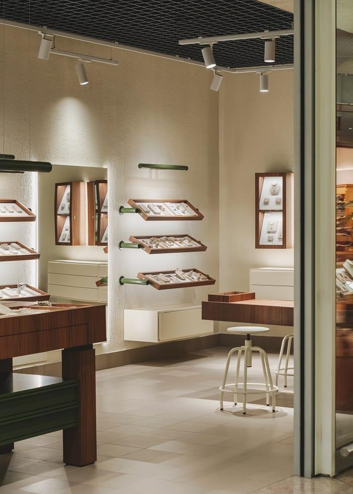 Interior de la joyería Vidal&Vidal con mesas y estanterías de madera con joyas