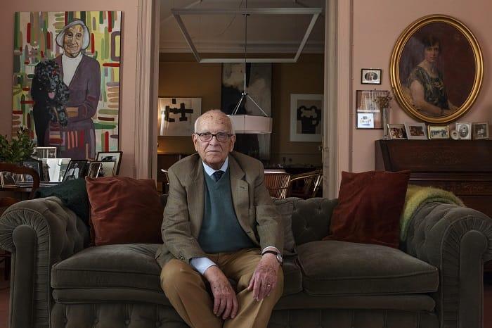 Fotografía del diseñador Miguel Mila en su casa