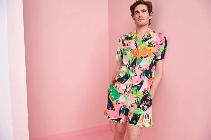 Modelo posando con un conjunto de ropa colorida de pantalón corto y camisa