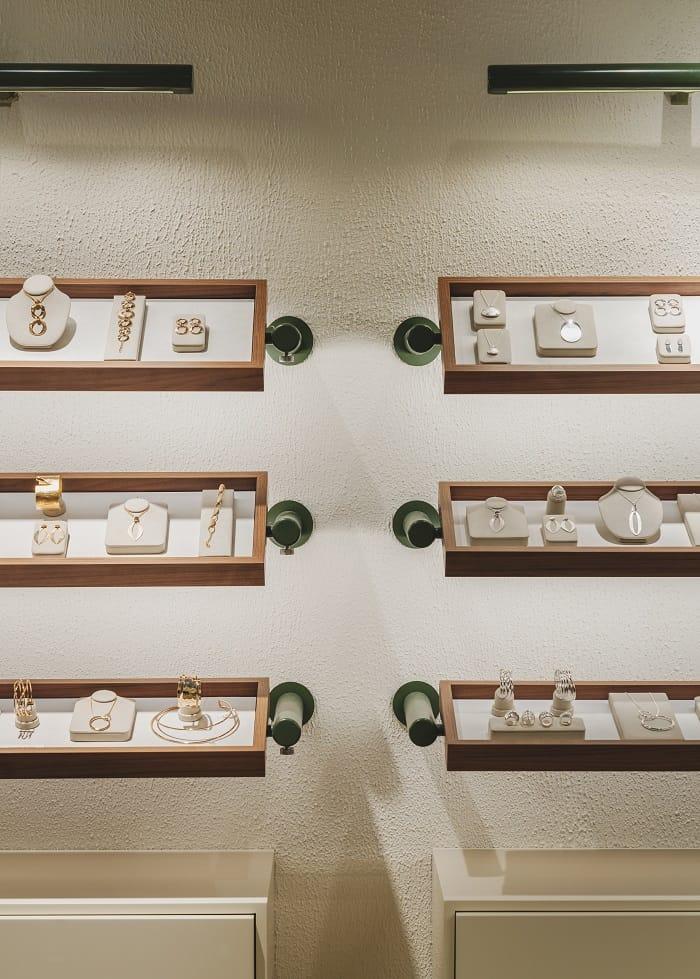 Joyas en muebles de madera de la joyería de Vidal&Vidal