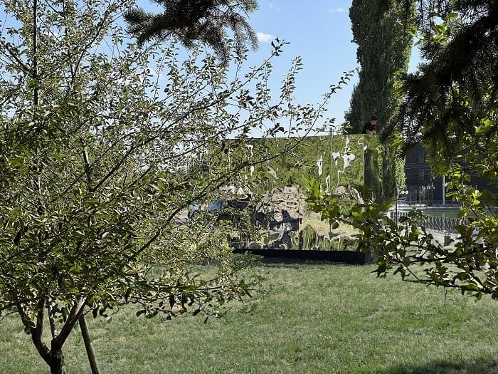 Pabellón de observación con vegetación cerca del parque