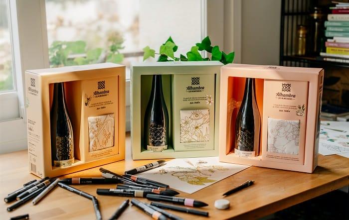 Tres packs de edición limitada de Cervezas Alhamabra con mantel