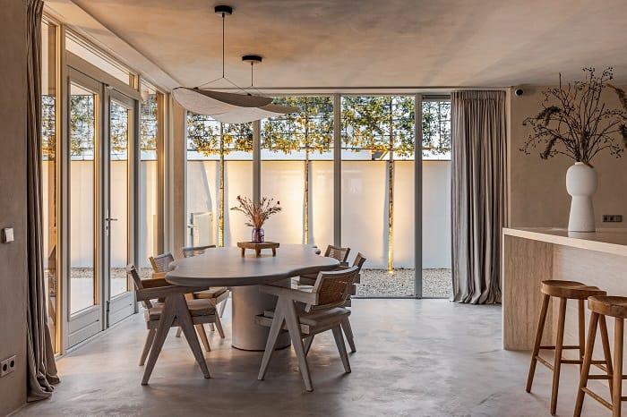 Zona de salón con mesa y sillas para comer o cenar