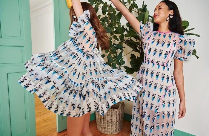 Dos modelos con vestidos estampados