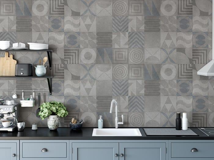 Cocina de color azul grisáceo con azulejos grises
