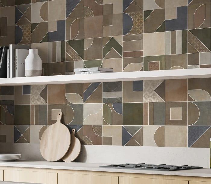 Encimera color madera con estantería y azulejos en pared de diferentes diseños