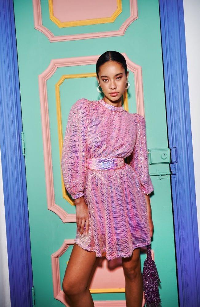 modelo con un vestido de lentejuela de color rosa para Navidad