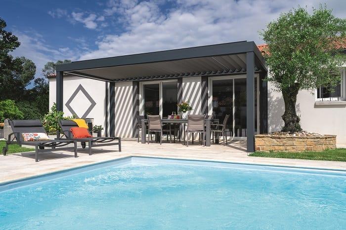 Casa con piscina y una pérgola bioclimática en la salida al exterior