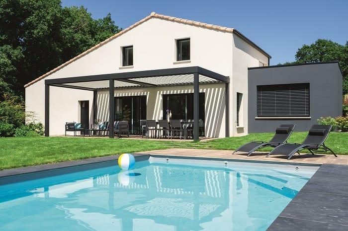 Casa con piscina y una entrada con pérgola bioclimática