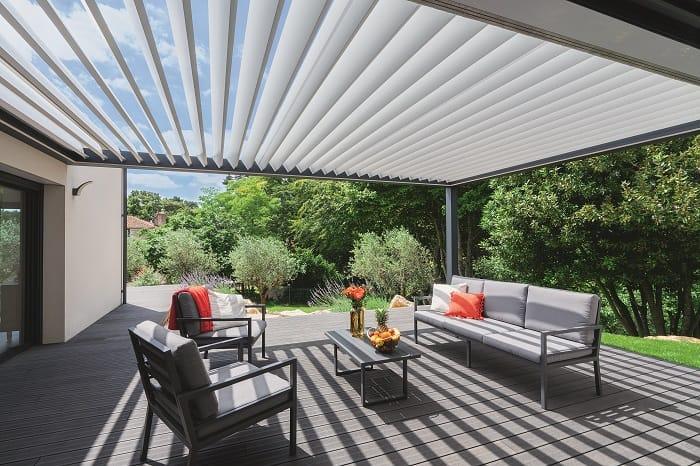 Exterior con sofás y una pérgola bioclimática
