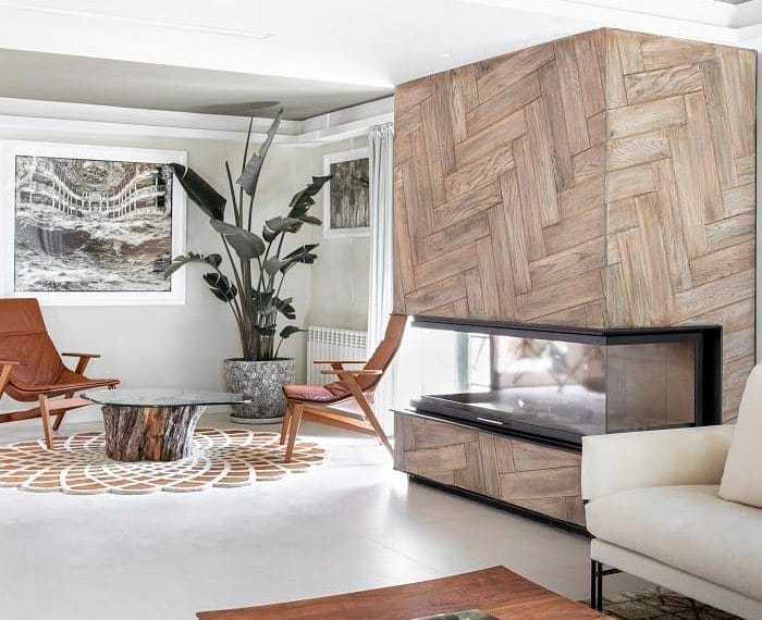 Chimenea de leña en un salón de diseño