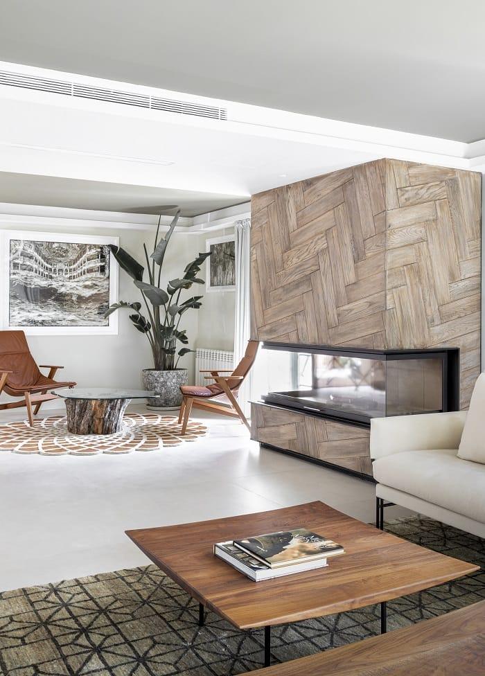 Chimenea de leña en un salón de diseño