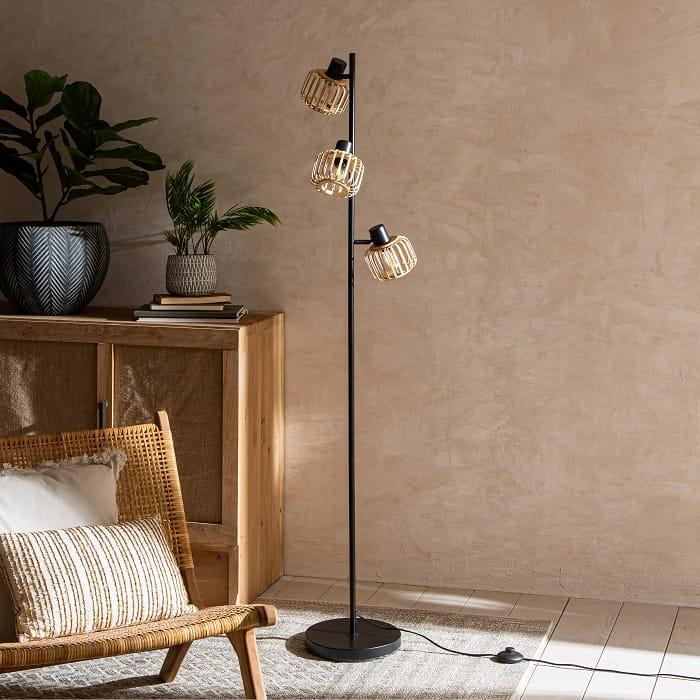 Salón con una lámpara de pie de Leroy Merlin