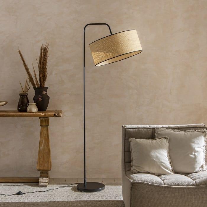 Salón con una lámpara de pie Iluminación para un ambiente acogedor