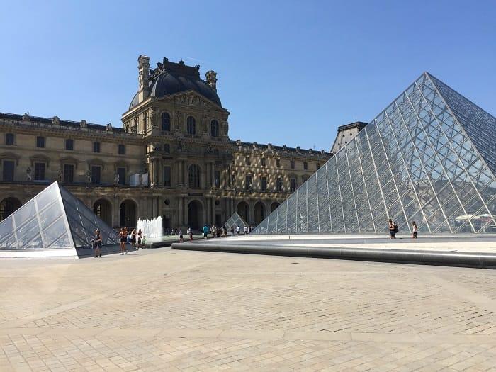 Pirámide del Museo del Louvre y el Palacio de fondo