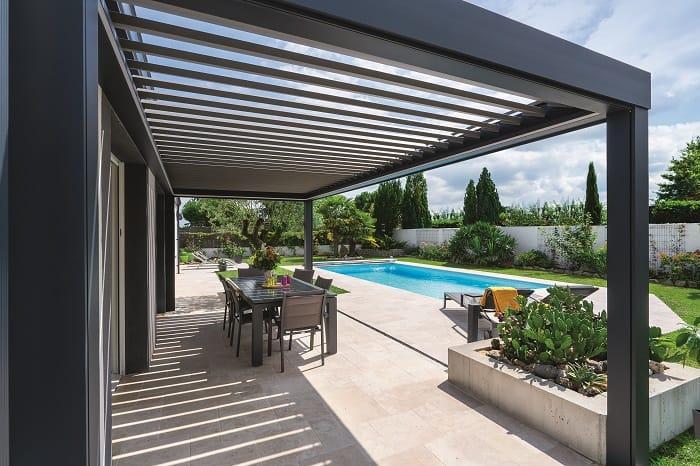 Casa con piscina con pérgola bioclimática