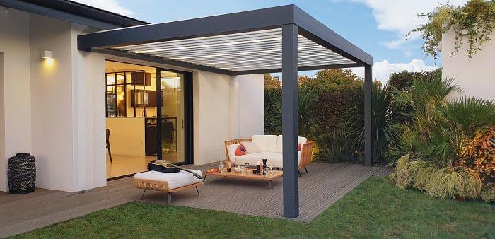 Entrada a una casa con una pérgola bioclimática