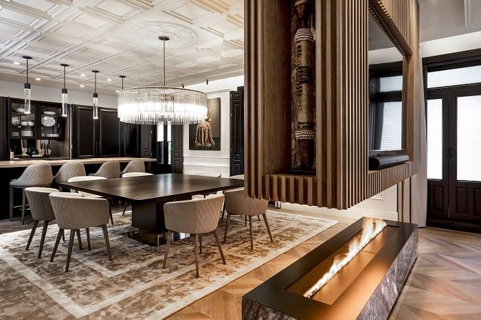 Salón de diseño con una chimenea en una pared