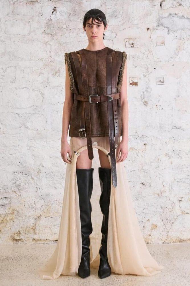 Modelo con unas botas hasta las rodillas negras