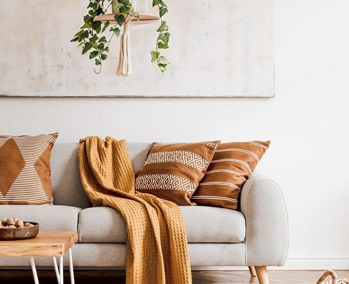 estilo boho sofa gris en salon