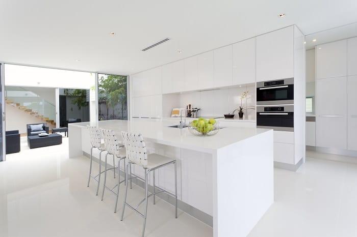 Cocina con isla abierta blanca