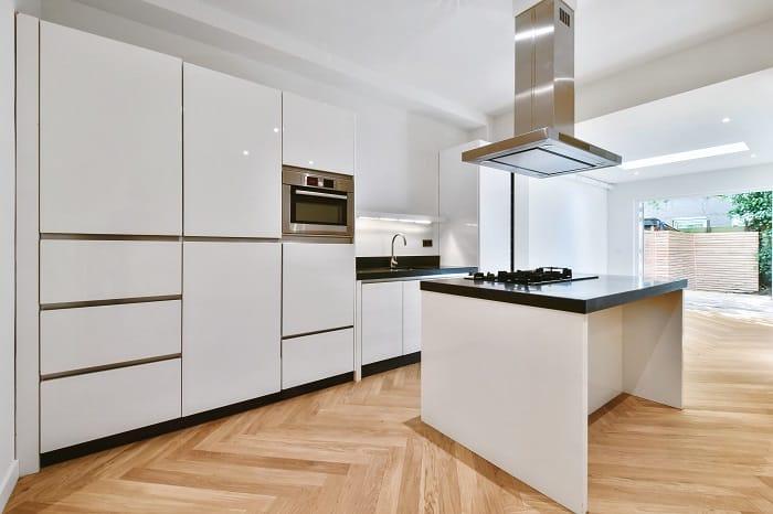 Diseño de cocina de lujo blanca con isla