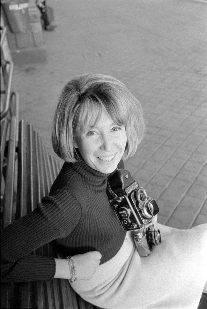 Joana Biarnés en la estación de Atocha. Década de los 70