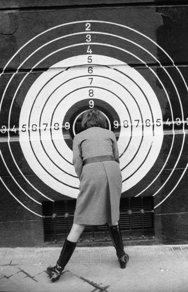 Fotografía de Joana Biarnés. Una mujer de espaldas a la cámara mirando una diana