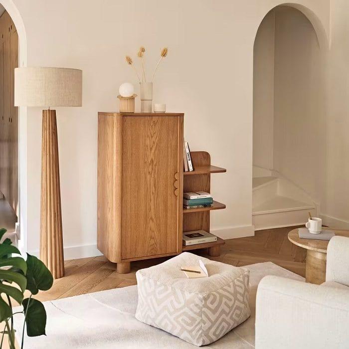 Salón con un puff blanco de Maisons du monde