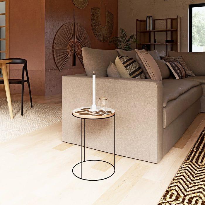 Taburete en salón con una vela