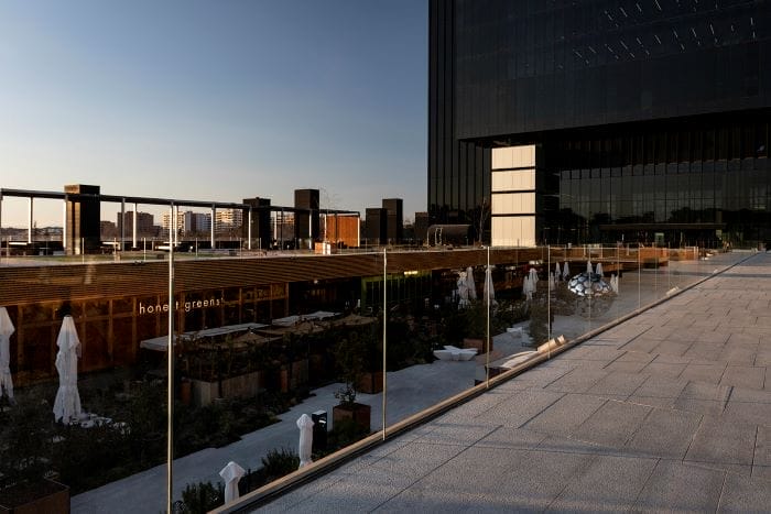 Seguridad y diseño, las claves de los 1500 metros de barandillas en Caleido