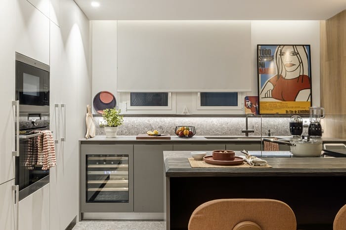 Cocina abierta con isla negra con iluminación en el techo transformar espacios con luz