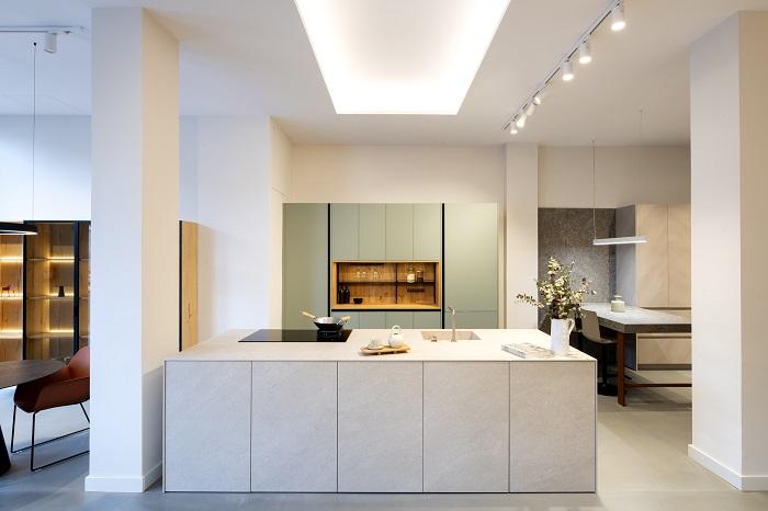 Cocina modelo Roka con una isla blanca