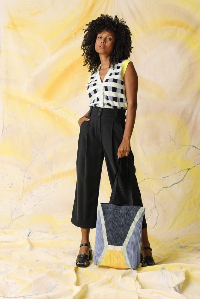 Modelo con un bolso grande