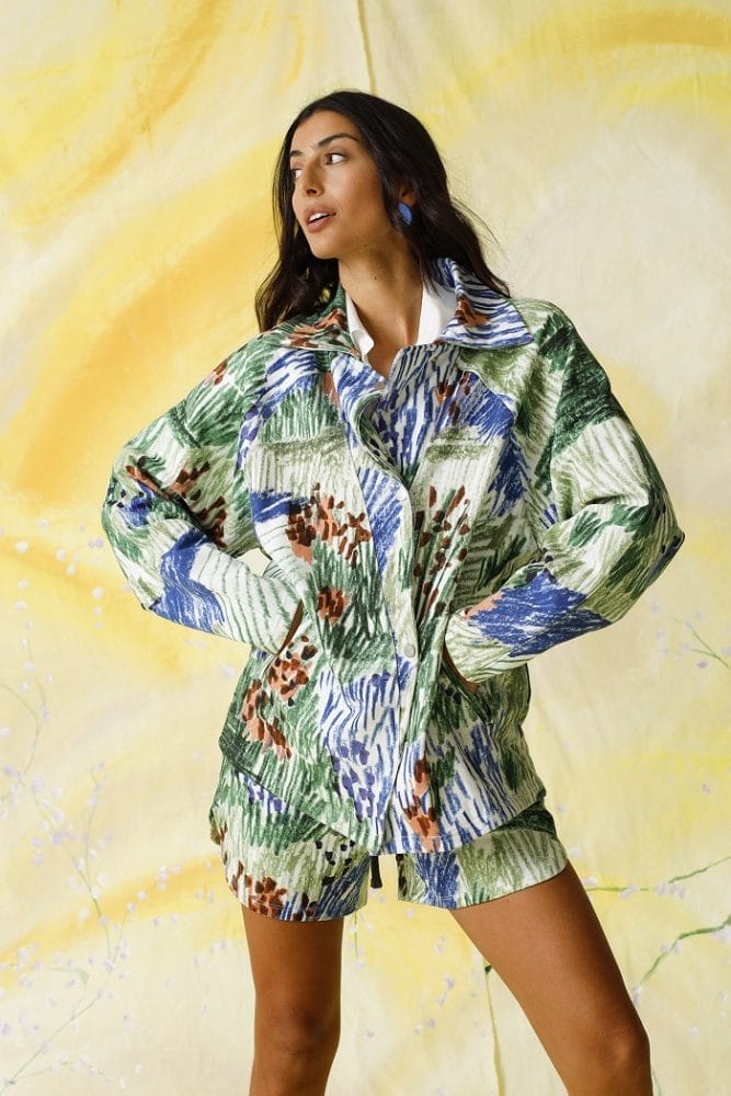 Modelo con unos pantalones cortos y camisa colorida y ancha