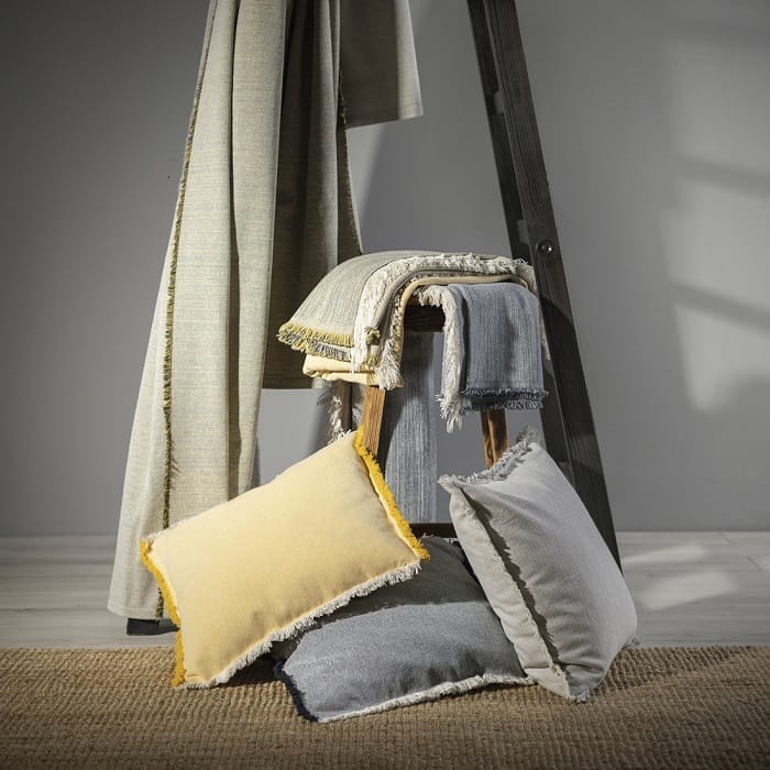 Diferentes cojines hechos con materiales reciclados