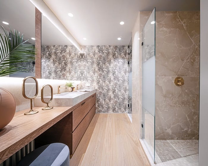 Cuarto de baño con diseño de iluminación en techo led