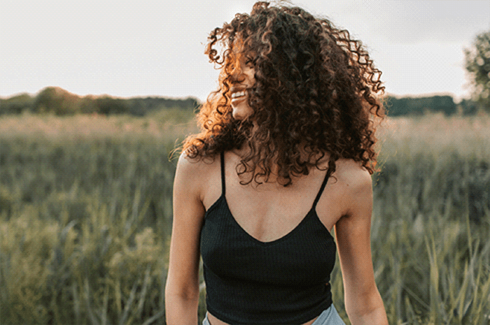 mujer joven con pelo rizado