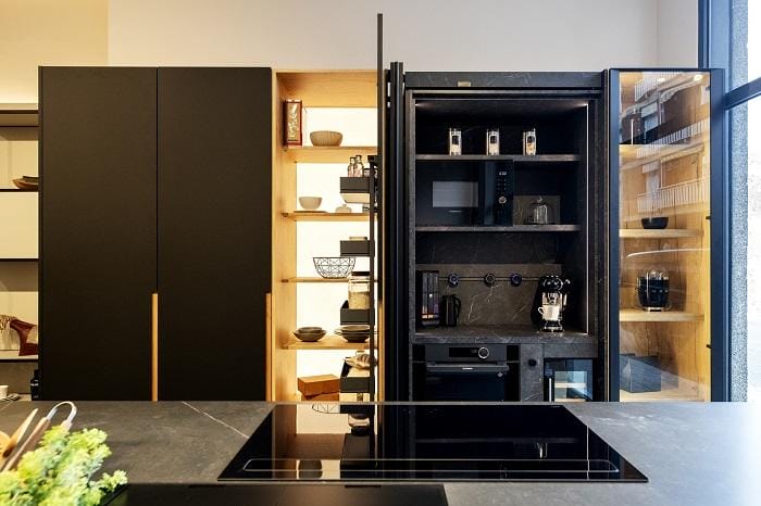 Frente con mueble desayunador, despensas y vitrina Rekker