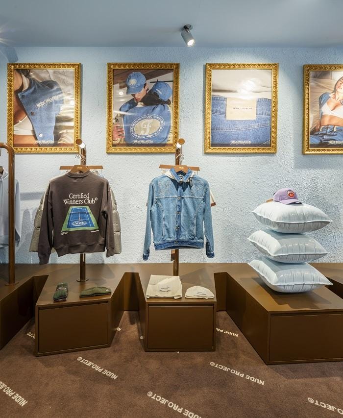 Ropa colgada en una tienda de diseño