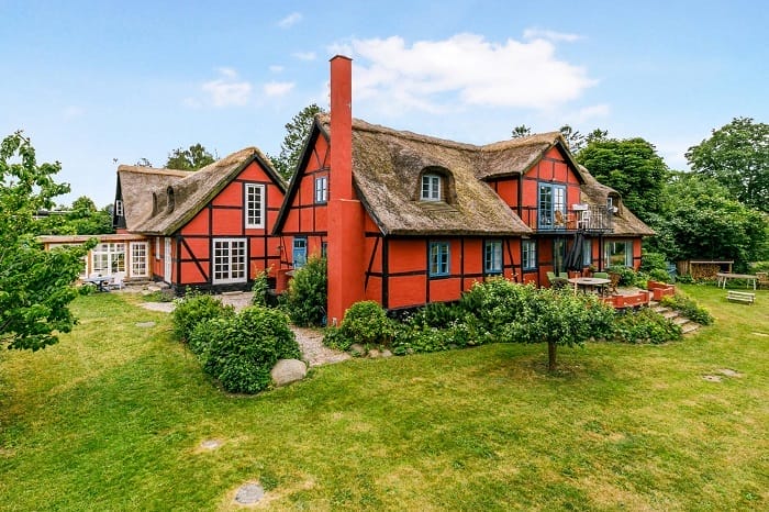 Casa en el campo de color roja