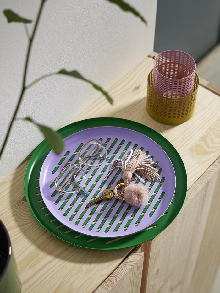 Plato blanco y verde de Ikea con botes de velas