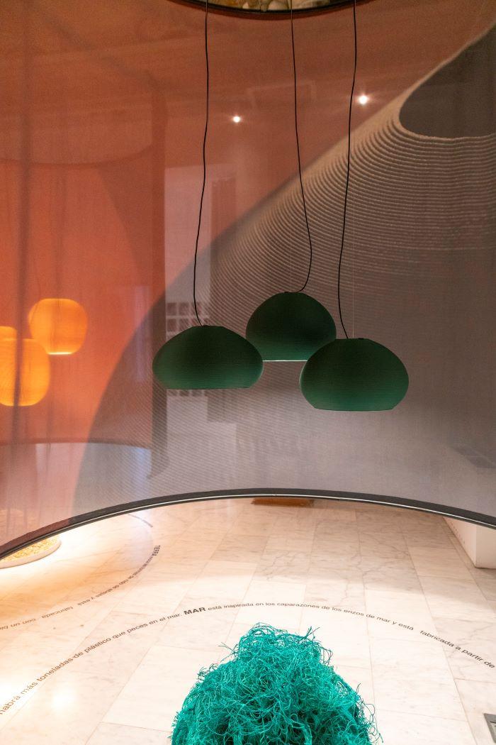 Por Tierra, Mar y Aire, una instalación inmersiva de luminarias en Madrid Design Festival 2024