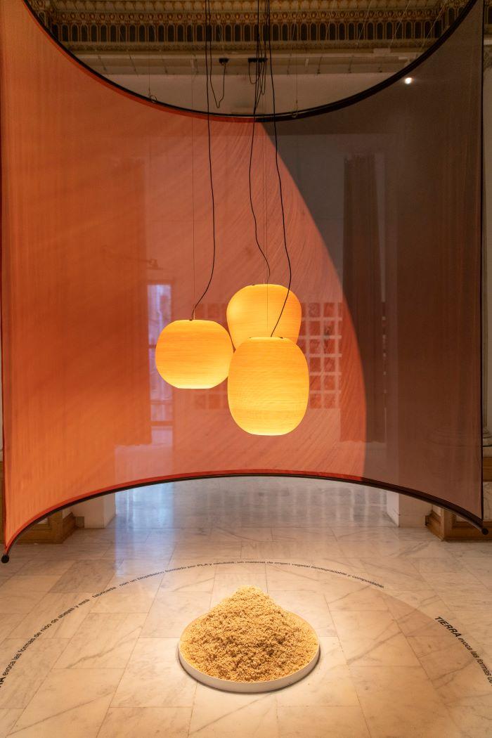 Por Tierra, Mar y Aire, una instalación inmersiva de luminarias en Madrid Design Festival 2024